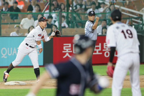 황재균의 호수비로 위기를 넘긴 롯데자이언츠